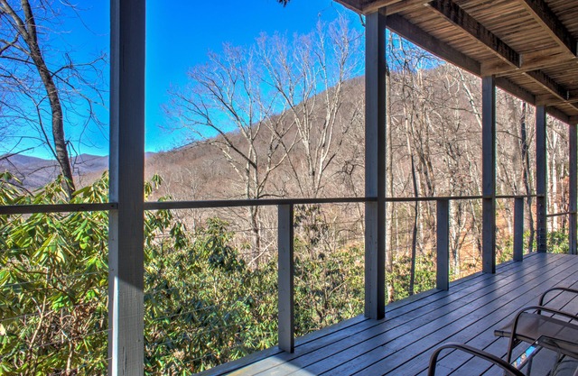 Large Mountain Views | Hiking | 25Mins to DT A-Ville | Nature Emersion | Deck