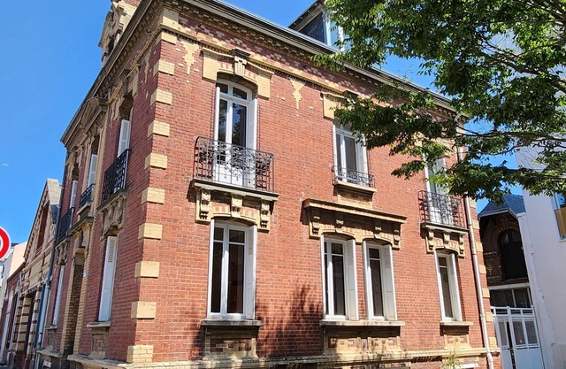 Large old house. In the heart of town, 15 minutes from the beach!