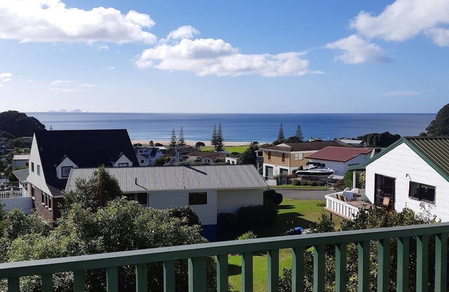 Large Onemana House with amazing views, sleeps 14