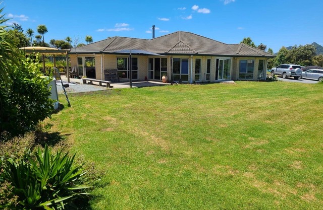 Large open plan home with outstanding views and sun - Close to shops and beach