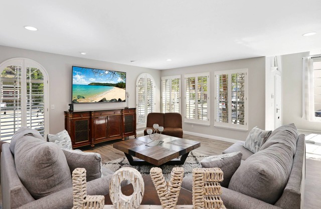 Large Peaceful Beach Condo, Close to Belmont Shore, 3 Bed/3.5 bath, AC, Parking, Beach Gear