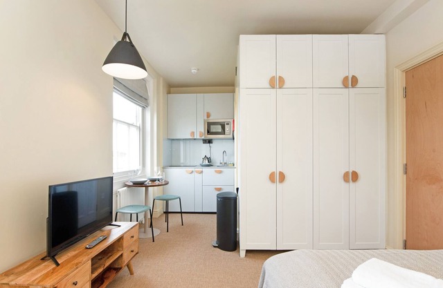 Large Pied a Terre Studio on Regents Park Road