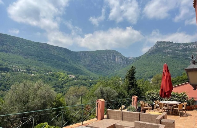 Large Private Villa - Pool, Tennis, New Aircon, w/ 8 bedrooms