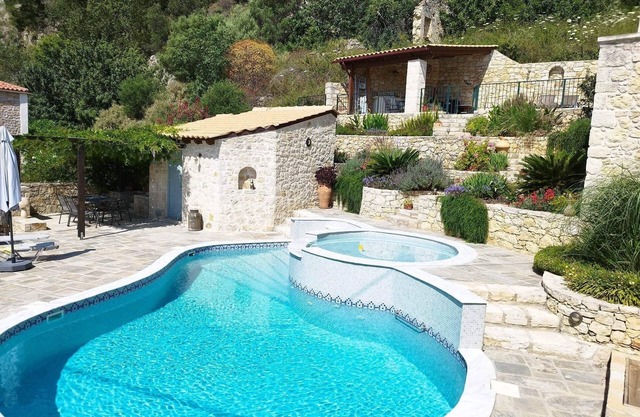 Gran apartamento privado en un pueblo tradicional griego con impresionantes vistas.