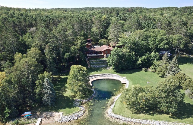 Propiedad de casa de lago privado con espacio para muchos! Perfecto para familias y grupos.