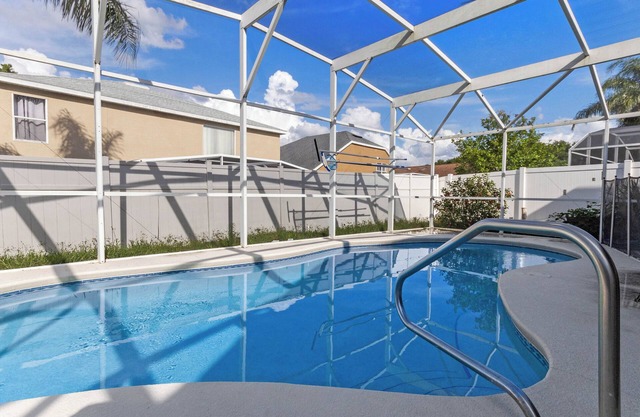 Large Private Pool! Family-sized house 25 minutes to the theme parks!