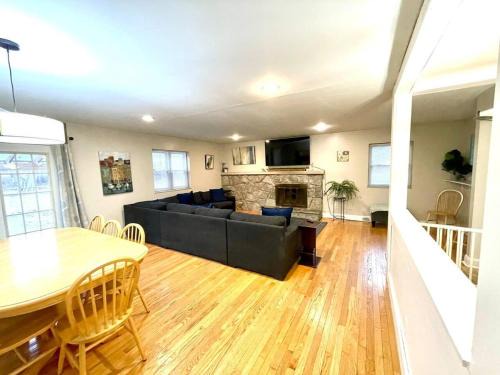Large Private Ranch - Master Bedroom Suite with King Bed and private Bathroom - Fenced Yard - Pets & Kids Welcome - Pool Table