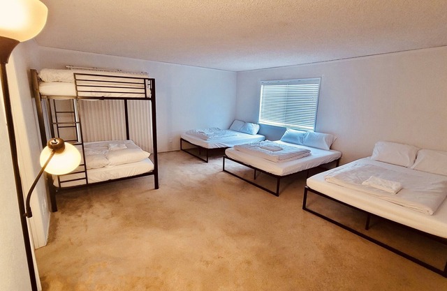 Large Private Room [#3] - 7 Beds - Private Bathroom