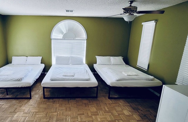 Large Private Room [#4] - 3 Queen Beds - Shared Bathroom