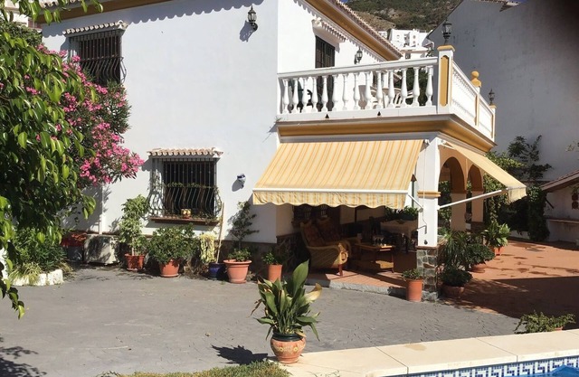 Villa de campo con piscina en terrenos privados