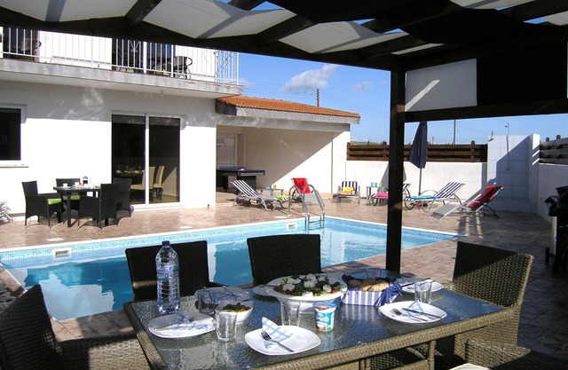 Villa privada con piscina orientada al sur en un pueblo tranquilo y pintoresco.