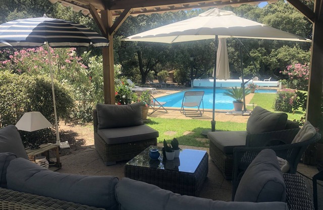 Gran villa provenzal en el corazón de la Provenza con jardín y piscina.