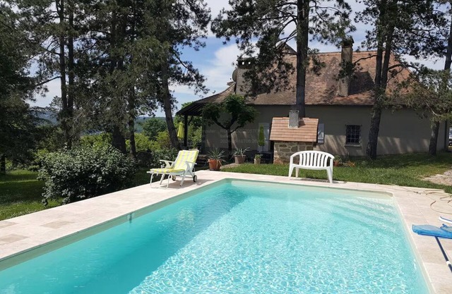 Gran casa quercynoise con piscina.