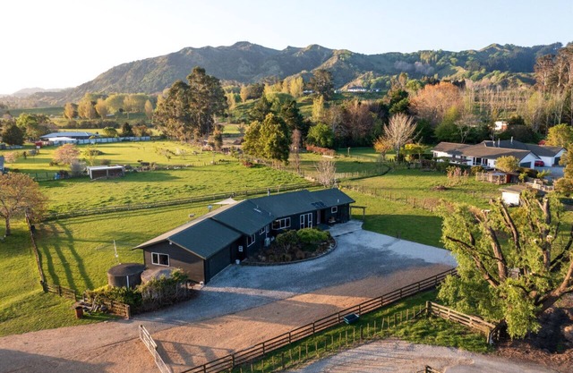 Large Quiet Farm House | Mins to CBD