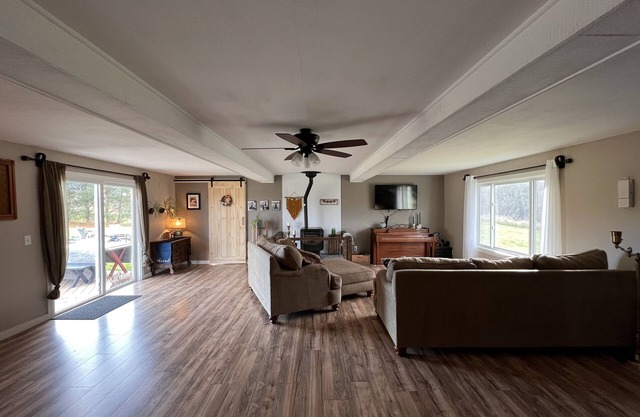Large Ranch Style Home!