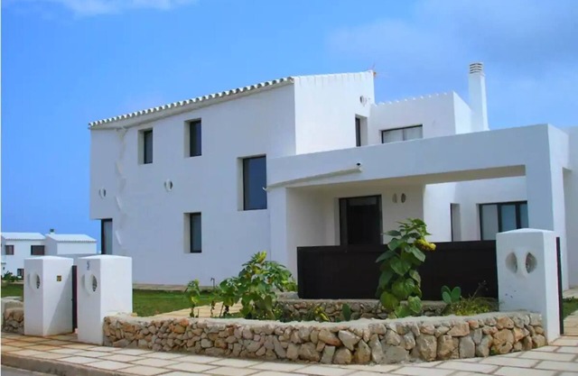 Gran villa, con piscina y parking privados, muy cerca de la playa, para 12 pax.