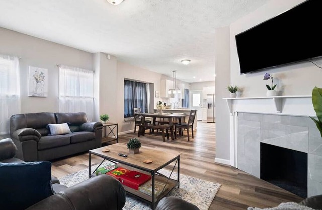 Large Remodeled 4 Bedroom! Only 7 Minutes to Downtown!