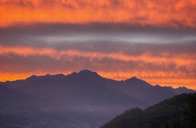 Large renovated gite with magnificent mountain view, in the heart of many activities.