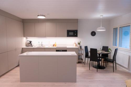 Large renovated townhouse with sauna and patio