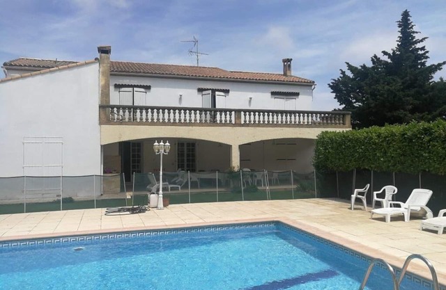 Gran residencia a 10 km del mar. Piscina protegida de 10x5. Jardín de 1500m2. 6 habitaciones.