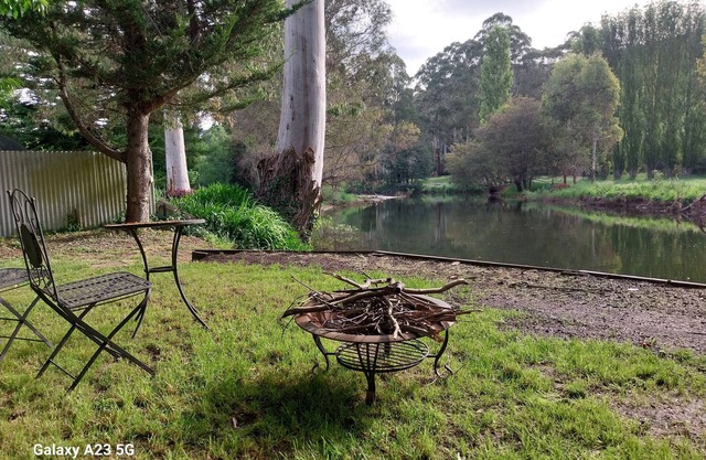 Large Riverfront House in Jamieson, Walking distance to Hotel, General Store etc