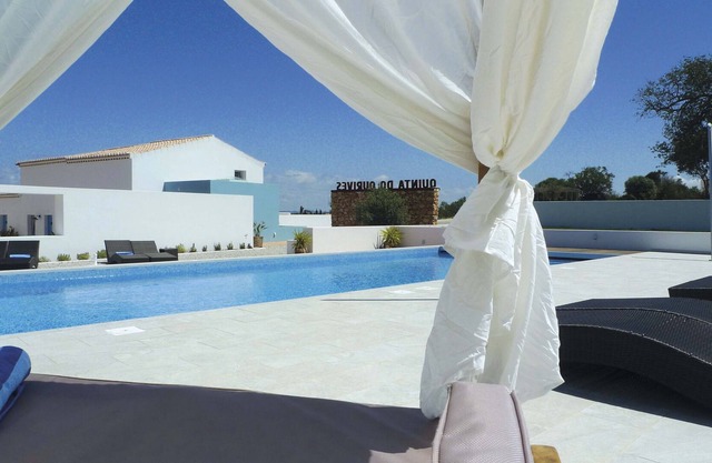 Large room (4p) with large private patio + breakfast