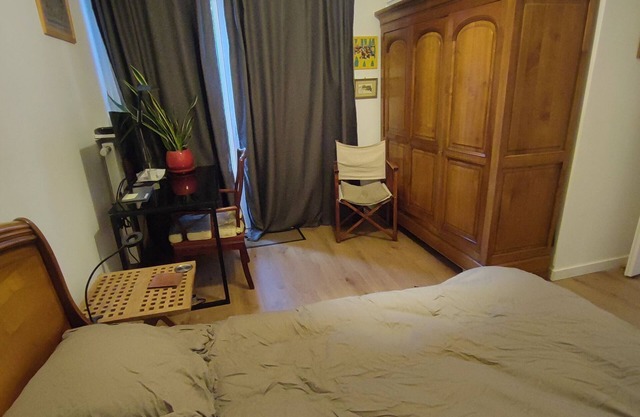 Large room near metros 7 and 14