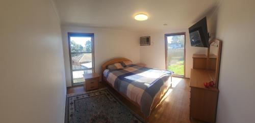 Large room Queen bed