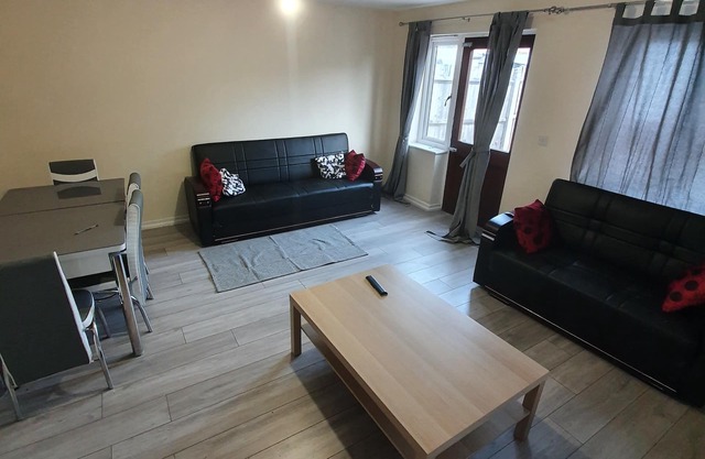 Large Room (Sleeps 3) CLOSE TO CENTRAL LONDON