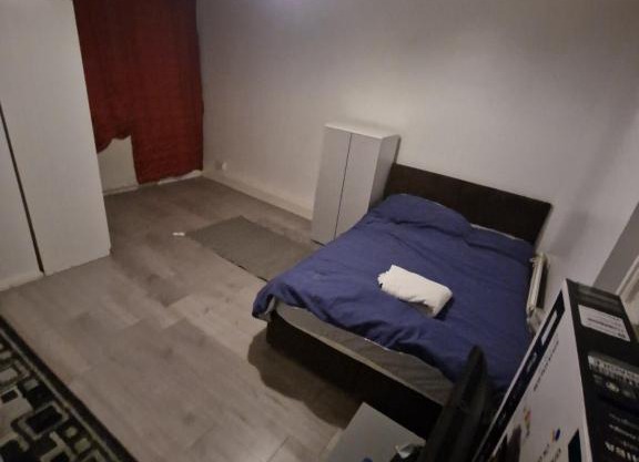 Large Room (Sleeps 3 people) with Bathroom/Kitchen Close to Central London
