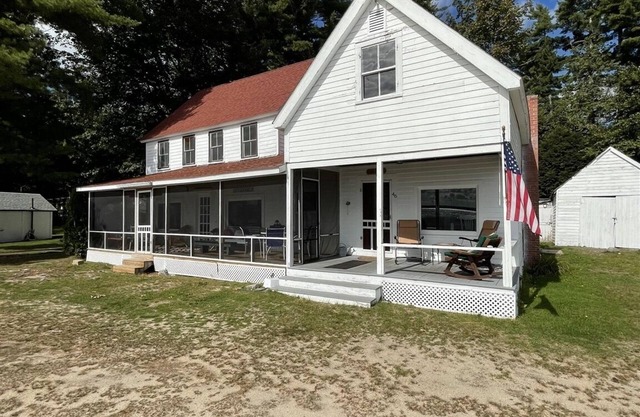 LARGE RUSTIC COTTAGE. SEBAGO LAKE BEACHFRONT