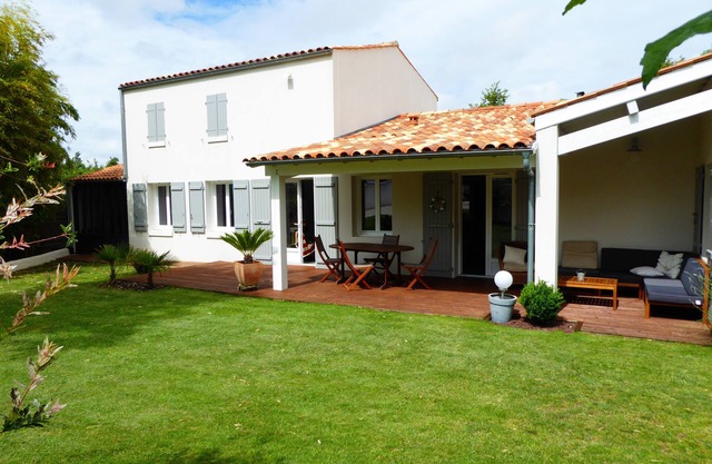 Large seaside villa on Ile d'Oléron, close to shops and beach