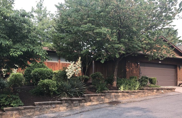 Esta casa de 2,200 pies cuadrados tiene 4 habitaciones, dos baños y medio y un interior acogedor.