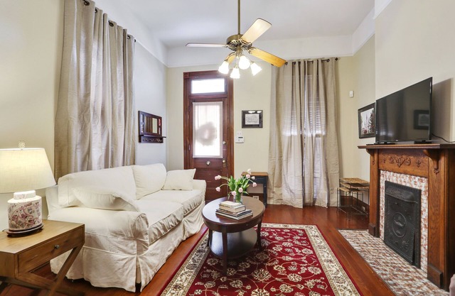 Doble grande en una ubicación perfecta en la zona residencial cerca de Magazine y State St.