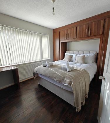 Large Solihull House - 5 Mins to M42 - NEC JLR 4 Bedrooms Driveway - ARZ Stays Near BHX-HS2- Sutton Coldfield, Coleshill & More