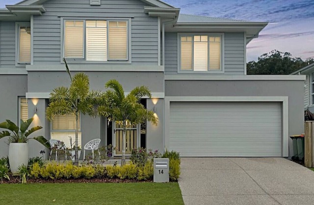Large & spacious, 3 living rooms w/ patio & pool