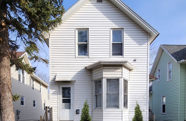 Large spacious room 5 minutes walk to historic downtown Manistee