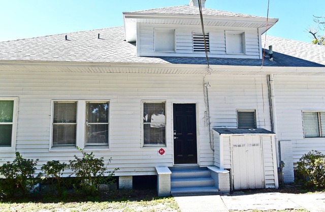 Large Studio Apartment Near Downtown