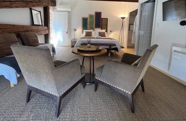 Large Suite (2-3 pers.), Jacuzzi & Terrace access, 10' from Perpignan