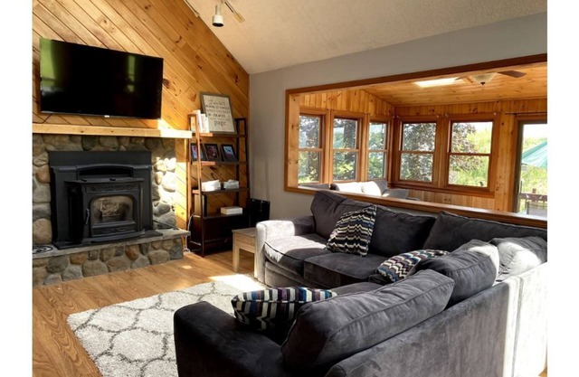 Large & Sunny Lakefront Home near Ski Resorts