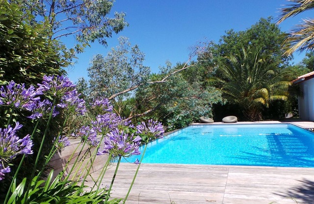 Villa con gran piscina a 5,5 km de las playas de San Juan de Luz, a 2 km del campo de golf.