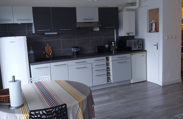 Large T2, close to town center, train station, golf course, shops... Private parking included