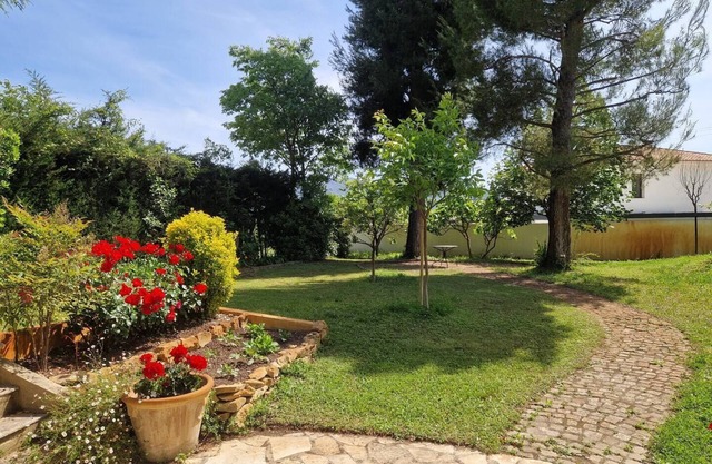 Large T2 with secure parking and wooded garden