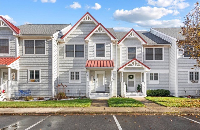 Large Three Bedroom Townhome with Great Amenities