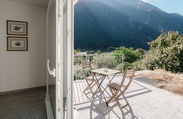 Large three-room apartment surrounded by greenery (VALVERDE DELUXE)