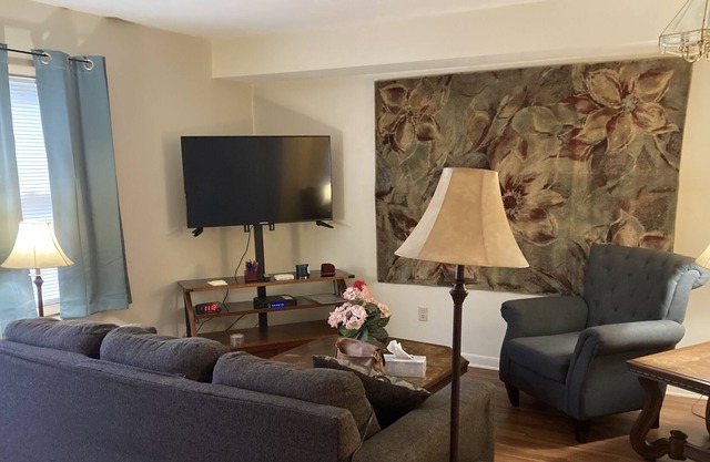 large townhouse close to WEC, College, Hospital, Roberts Center