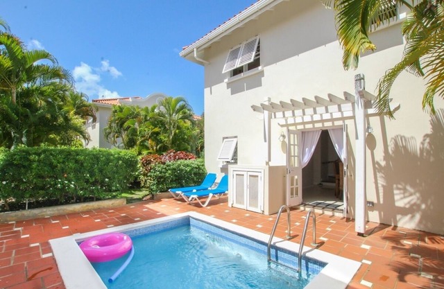 Large Townhouse with Plunge Pool, 3 mins from Beach - Turtle View 2 by BSL Rentals