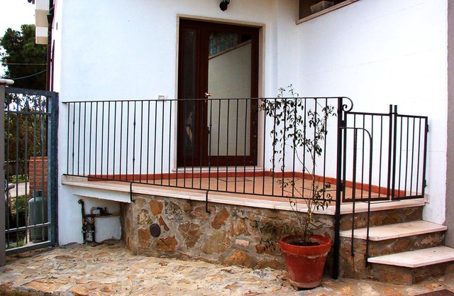 Amplio apartamento de dos habitaciones con amplio dormitorio, pequeña terraza en la entrada y piscina.
