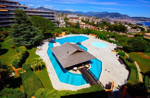 Large upscale studio in luxury residence, swimming pool, tennis court, park, ...