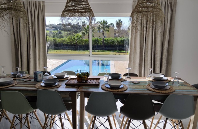Large very spacious modern 4 Bedroom Villa sleep 8 to 10